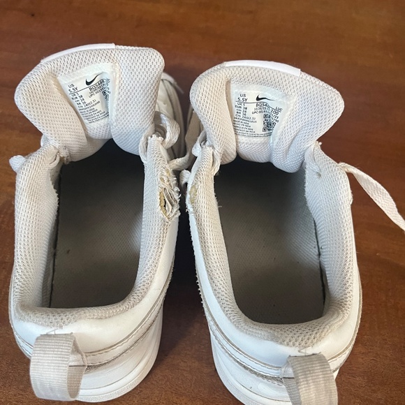 Nike court shoes / Kids 5.5 (women's approx 7.5) / EUR 38 / white - Picture 3 of 5